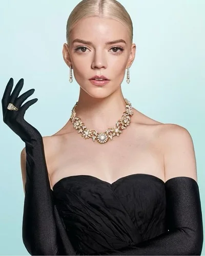 Anya Taylor Joy vestido negro